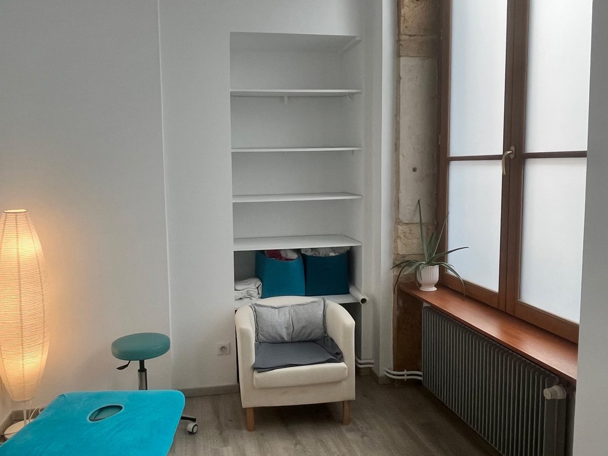 Le coin fauteuil du cabinet, où se déroulent les séances de relaxation et de sophrologie