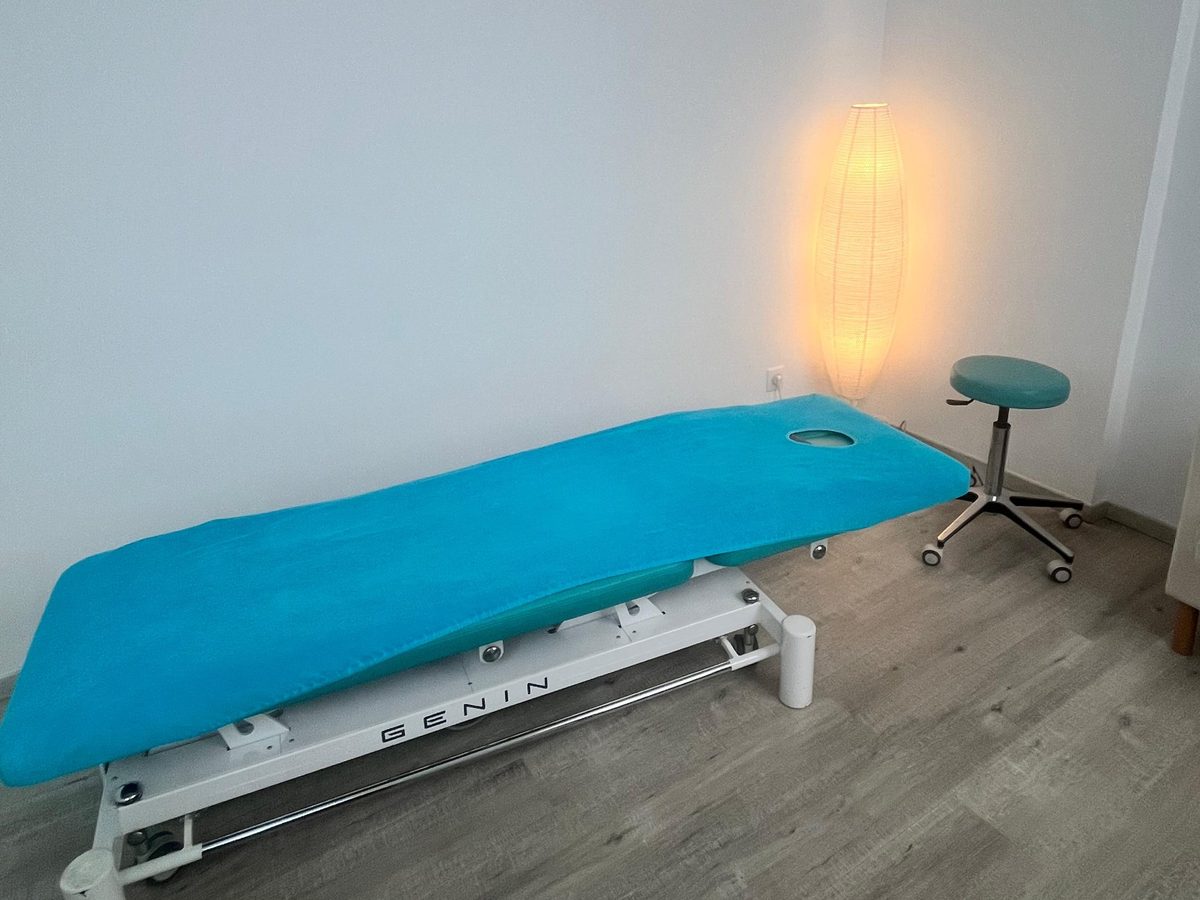 La table de pratique du cabinet d’ostéopathie, Espace Pizay à Lyon 1er